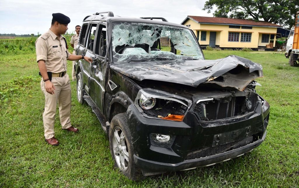 Ajun Komisaris Polisi Gulshan Daolagupu dari kepolisian Guwahati, India, di lokasi kecelakaan pada Juli 2018.