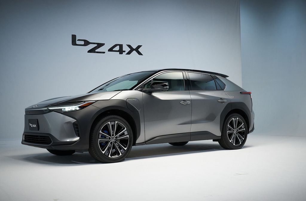 Tampilan mobil listrik murni (<i>battery electric vehicle</i>/BEV) Toyota bZ4x yang diluncurkan di Jepang, 12 Mei 2022. 