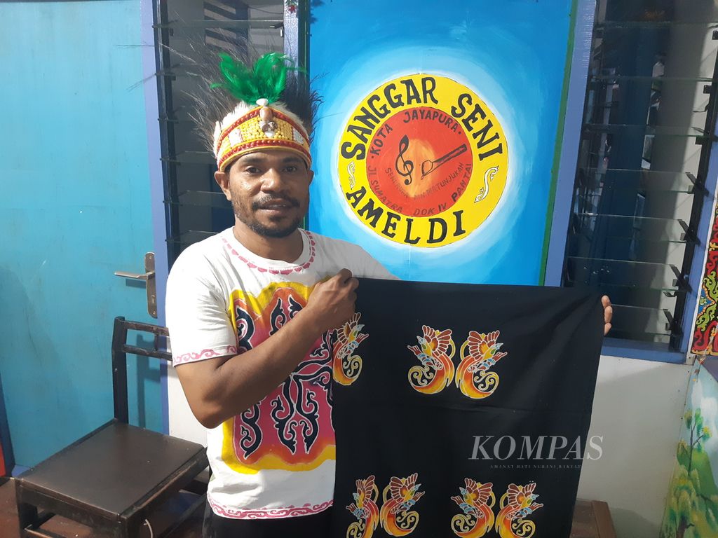 Pendiri Sanggar Batik Ameldi, John Wona, di Kota Jayapura, Papua. Omzet penjualan batik dengan motif Papua minimal mencapai Rp 3 juta per bulan.