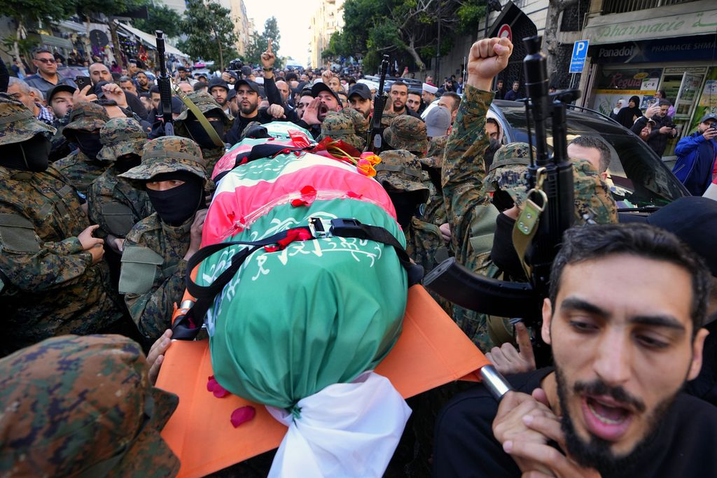 Kelompok Jamaah Islamiyah memikul jenazah salah satu anggota mereka, Mohammad Riad Mohyeldin, yang tewas akibat serangan Israel di Beirut, Lebanon, 12 Maret 2024.