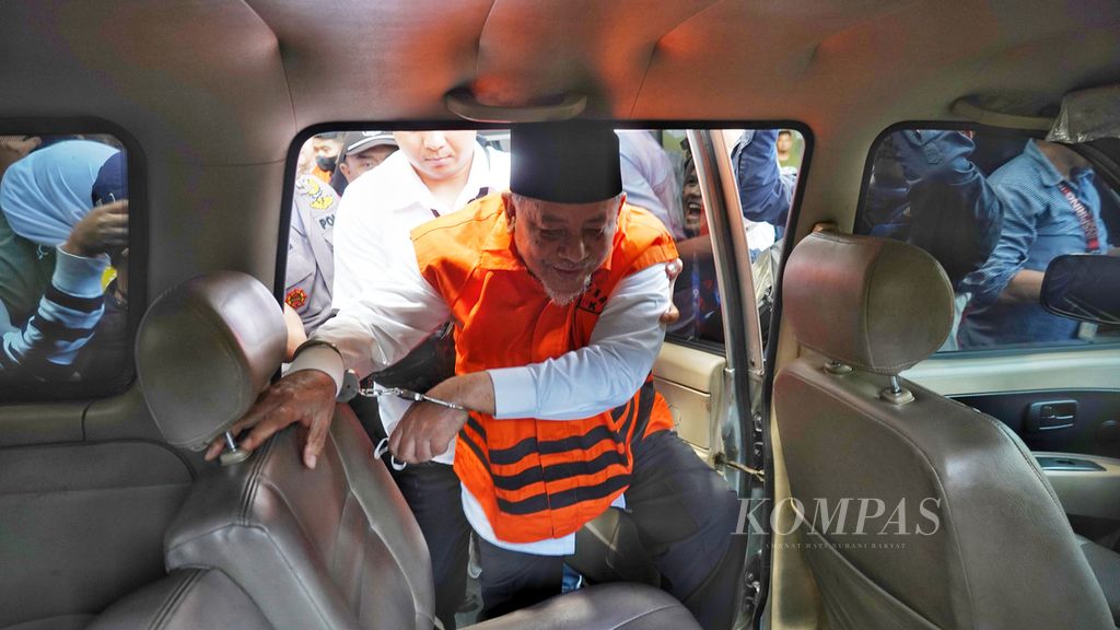 Gubernur Maluku Utara Abdul Ghani Kasuba yang terkena operasi tangkap tangan (OTT) oleh Komisi Pemberantasan Korupsi (KPK) kepalanya terbentur pintu ketika menaiki mobil tahanan di Gedung KPK, Jakarta, Rabu (20/12/2023). 