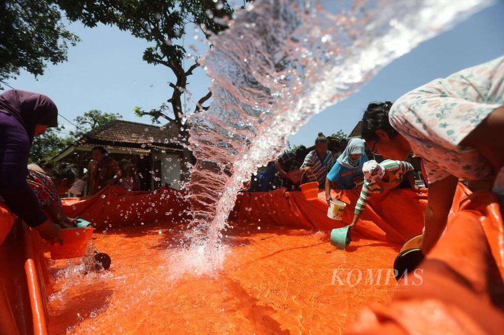 Warga mengambil air bersih yang dikirimkan oleh petugas BPBD Boyolali di Dusun Kalilantung, Desa Bengle, Kecamatan Wonosamodro, Kabupaten Boyolali, Jawa Tengah, Selasa (19/9/2023). 