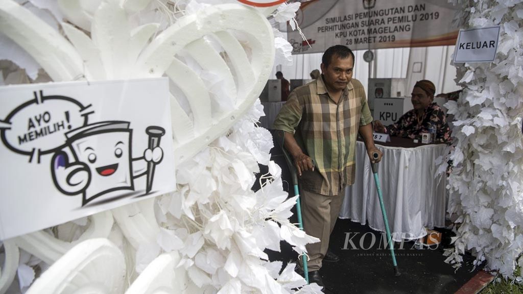 Warga difabel mengikuti simulasi pemungutan suara yang digelar oleh Komisi Pemilihan Umum Kota Magelang di Alun-alun Kota Magelang, Jawa Tengah, Kamis (28/3/2019). 