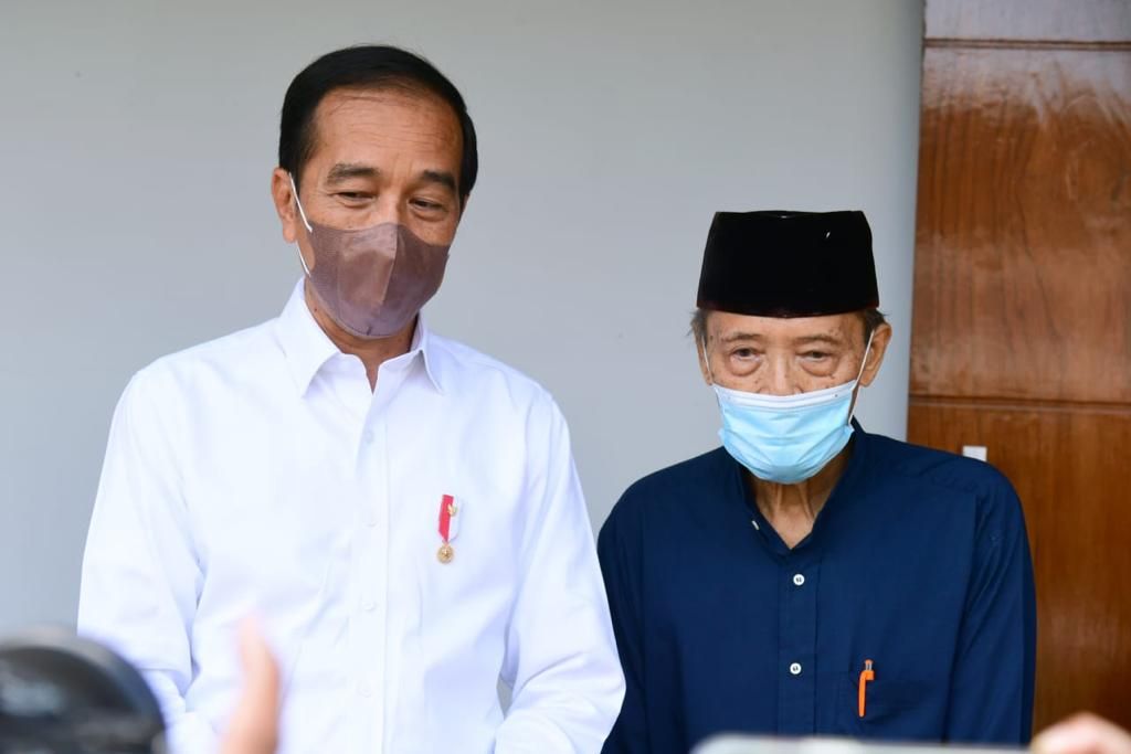 Presiden Joko Widodo menjenguk mantan Ketua Umum PP Muhammadiyah Ahmad Syafii Maarif atau biasa disapa Buya Syafii di kediamannya di Kabupaten Sleman, Sabtu, 26 Maret 2022.