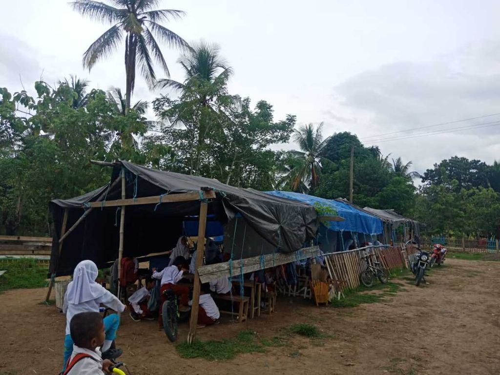 Ilustrasi - Murid Madrasah Ibtidaiyah Nurul Taqwa Use’e di Desa Lebongnge, Kecamatan Cenrana, Kabupaten Bone, Sulawesi Selatan, sementara waktu belajar di tenda darurat sambil menunggu selesainya pembangunan sekolah mereka. Foto diambil pada 20 Februari 2019.