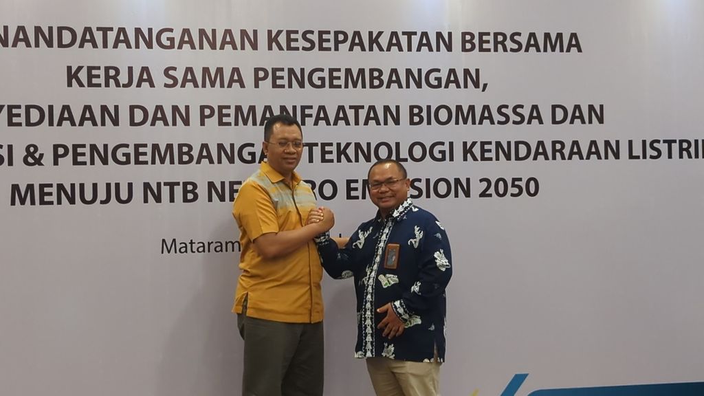 Gubernur NTB Zulkieflimansyah (kiri) dan General Manager PLN Unit Induk Wilayah NTB Sudjarwo bersalaman usai Penandatanganan Kesepakatan Bersama Kerja Sama Pengembangan, Penyediaan, dan Pemanfaatan Biomassa dan Implementasi, dan Pengembangan Teknologi Kendaraan Listrik Menuju NTB Zero Emission 2050 di Hotel Santika Mataram, Nusa Tenggara Barat, Selasa (27/12/2022).