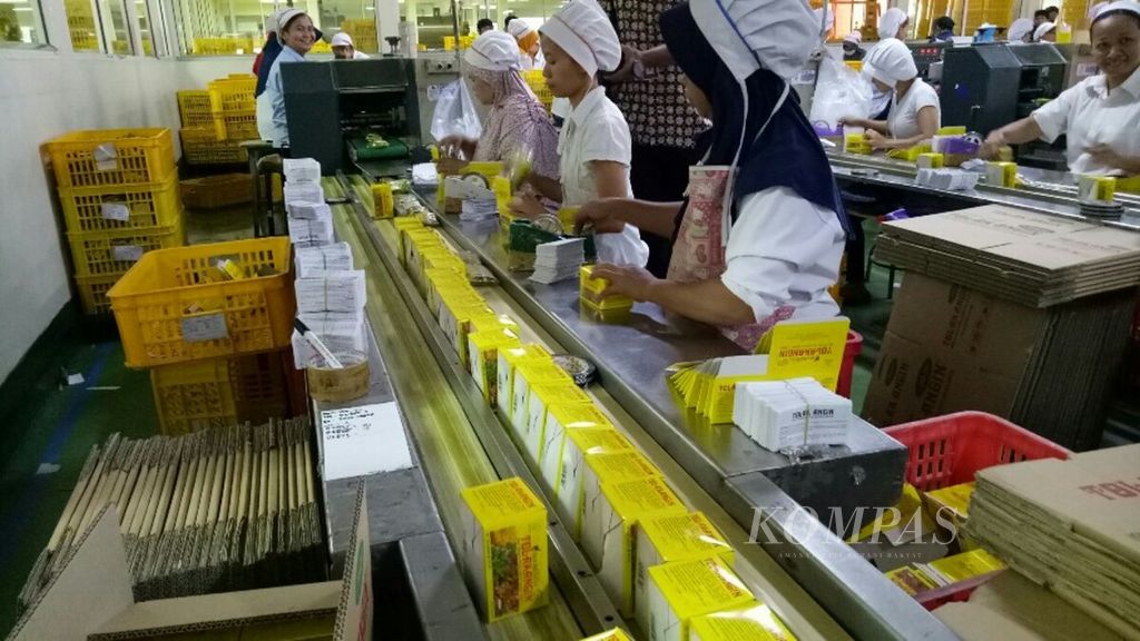 Proses pengemasan produk jamu PT Sido Muncul Tbk, terutama jamu Tolak Angin, dilakukan 90 persen oleh tenaga kerja kaum perempuan lulusan sekolah menengah kejuruan di pabrik Harjosari, Kabupaten Semarang, Jawa Tengah.