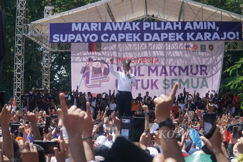 Calon presiden Anies Baswedan dan para pendukung mengacungkan telunjuk sebagai simbol dukungan terhadap pasangan calon presiden-wakil presiden nomor urut 1 Anies Baswedan-Muhaimin Iskandar dalam kampanye terbuka di halaman GOR Haji Agus Salim, Kota Padang, Sumatera Barat, Kamis (25/1/2024). 
