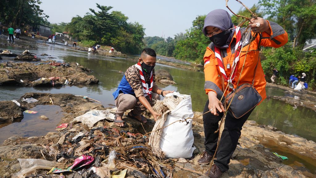Kesibukan anggota Praja Muda Karana (Pramuka) yang turut membersihkan Sungai Ciliwung dari sampah di aliran Ciliwung di Tanah Sareal, Bogor, Jawa Barat, Sabtu (25/7/2020). 