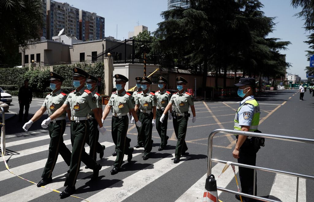 Polisi paramiliter China berbaris di luar kantor Konsulat Jenderal AS di Chengdu, Provinsi Sichuan, China, 26 Juli 2020, setelah China memerintahkan penutupan kantor itu sebagai pembalasan atas keputusan AS memerintahkan penutupan kantor Konsulat China di Houston, AS. 