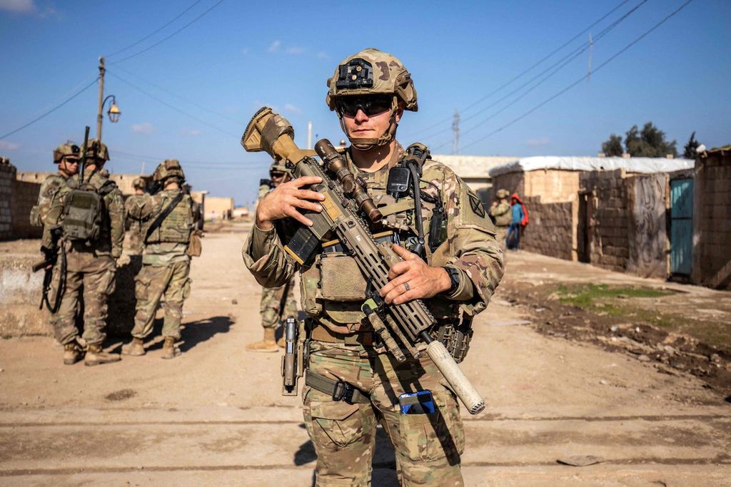 Tentara Amerika Serikat berpatroli di sebuah area di kota Tal Hamis, tenggara kota Qameshli, Hasakeh, Suriah timur laut, 24 Januari 2024. 