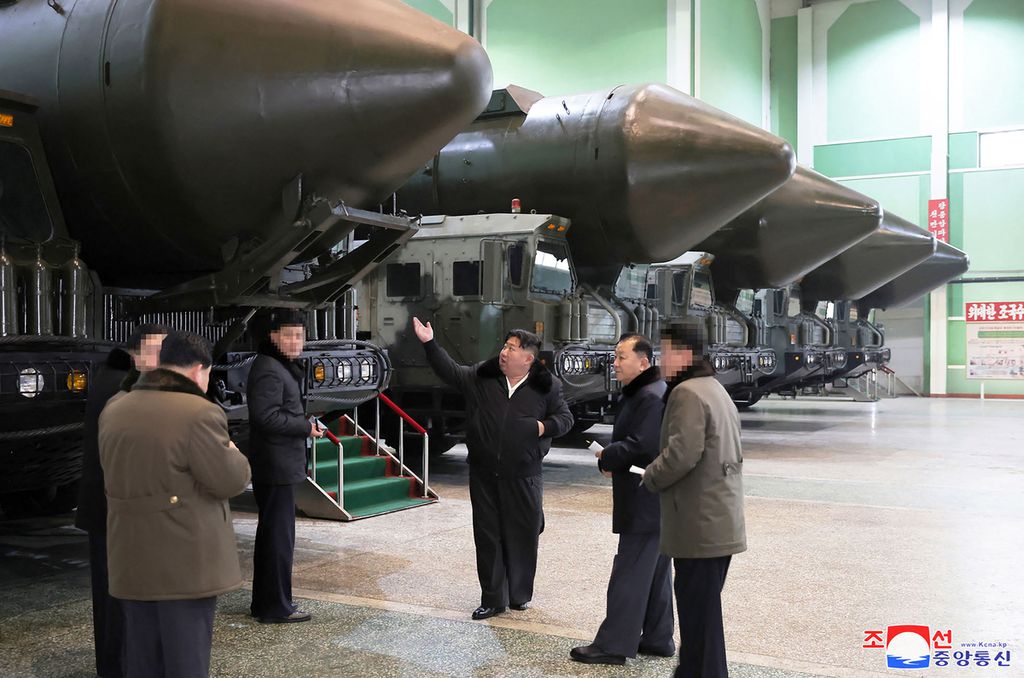 Foto tak bertanggal yang dirilis kantor berita Korea Utara, KCNA pada 5 Januari 2024 menunjukkan Pemimpin Korut Kim Jong Un (kiri) menginspeksi sebuah pabrik produksi kendaraan militer di wilayah yang dirahasiakan di Korut. 