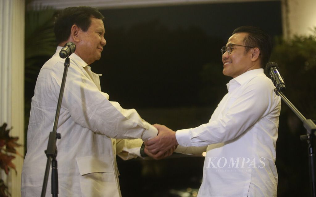 Ketua Umum Partai Gerindra Prabowo Subianto (kiri) berjabat tangan dengan Ketua Umum Partai Kebangkitan Bangsa (PKB) Muhaimin Iskandar seusai pertemuan di kediaman Prabowo di Jalan Kertanegara, Kebayoran Baru, Jakarta Selatan, Sabtu (18/6/2022).