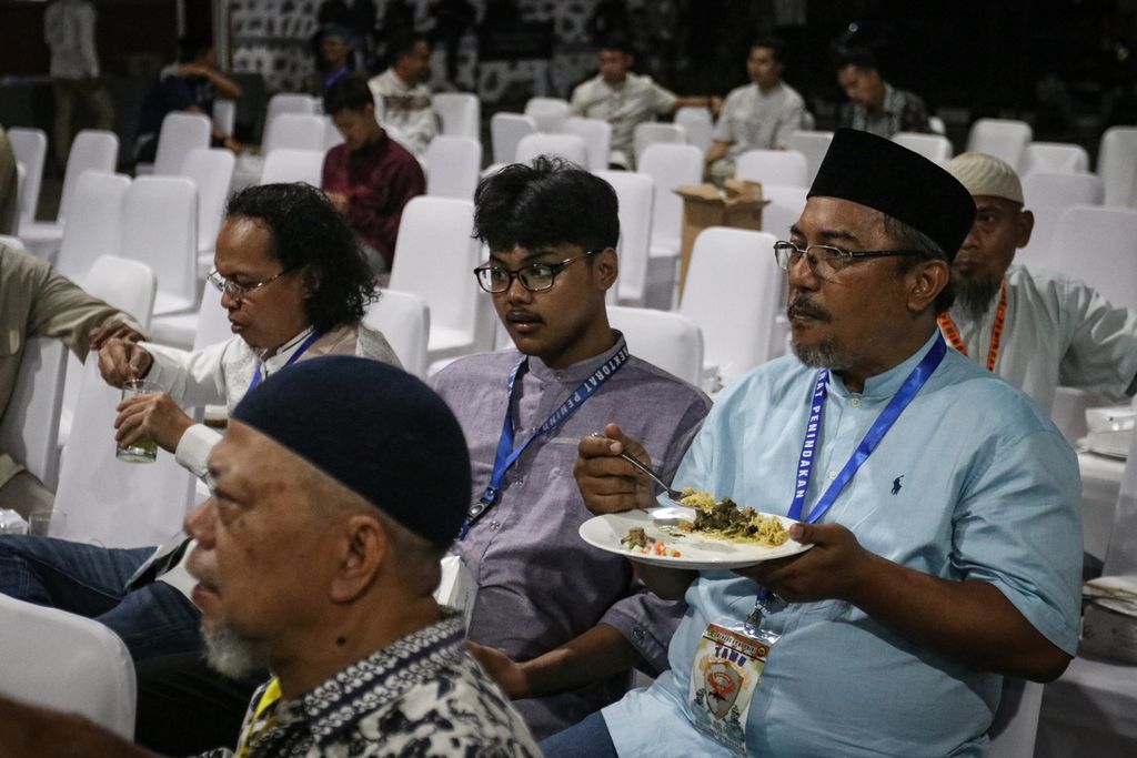 Muhammad Rizky Nurhidayat (18), anak dari penyintas bom Kedutaan Besar Australia, Iwan Setiawan, duduk bersama eks narapidana terorisme saat acara silaturahmi bersama Detasemen Khusus 88 Antiteror Polri di Kabupaten Bogor, Jawa Barat, Jumat (7/4/2023). 