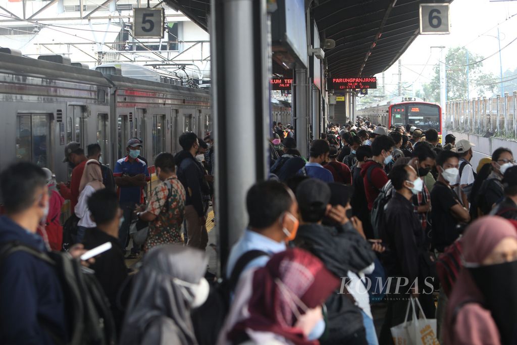 Calon penumpang KRL Commuterline menunggu kedatangan kereta di Stasiun Tanah Abang, Jakarta, Rabu (5/1/2022). Angkutan umum, seperti kereta listrik, kembali dipenuhi warga untuk mobilitas seiring aktivitas masyarakat yang berangsur normal. PT KAI Commuter mencatat, jumlah penumpang KRL Jabodetabek sepanjang 2021 sebanyak 123.125.911 orang atau turun 19,6 persen dibandingkan 2020. Pada 2022 diperkirakan jumlah penumpang akan kembali naik. 