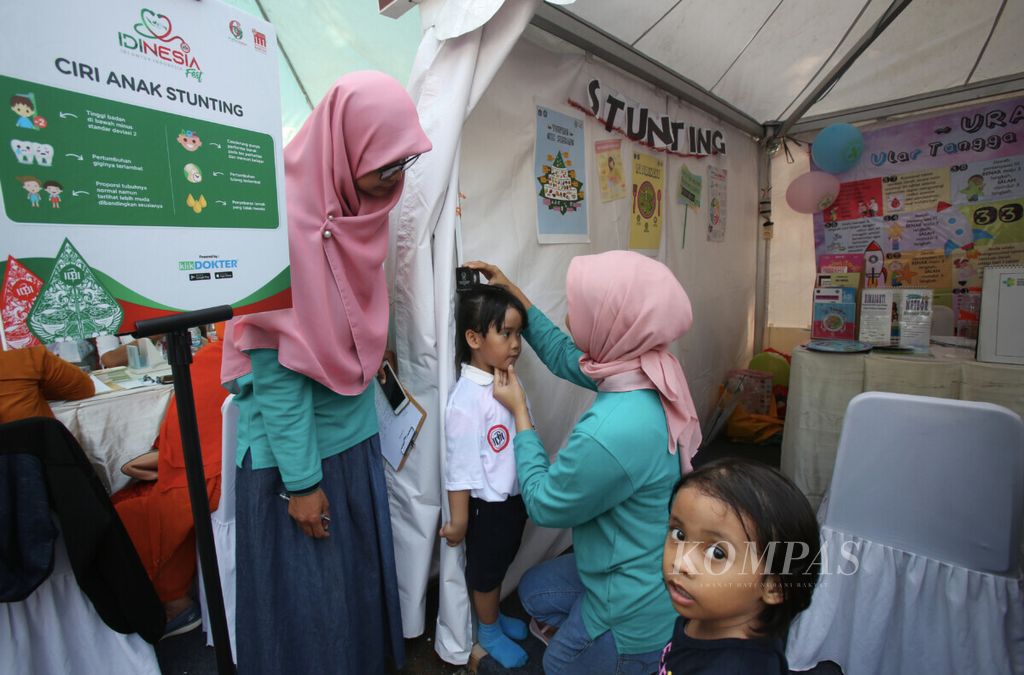 Anak-anak mengikuti pemeriksaan <i>stunting</i> pada acara IDI untuk Indonesia (IDINESIA) di Pintu lima, Gelora Bung Karno, Senayan, Jakarta, Minggu (24/11/2019). Selain pemeriksaan, konsultasi, dan edukasi, pada acara tersebut dilancarkan juga komitmen bersama masyarakat untuk melawan <i>stunting</i>.