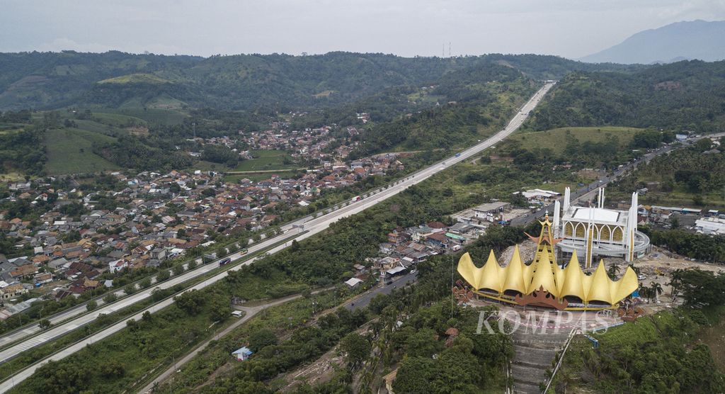 Foto aerial ruas Jalan Tol Trans-Sumatera di Bakauheni, Lampung, beberapa waktu lalu. Jalan Tol Trans-Sumatera semakin memperlancar arus pergerakan pemudik pada periode Idul Fitri 2024.