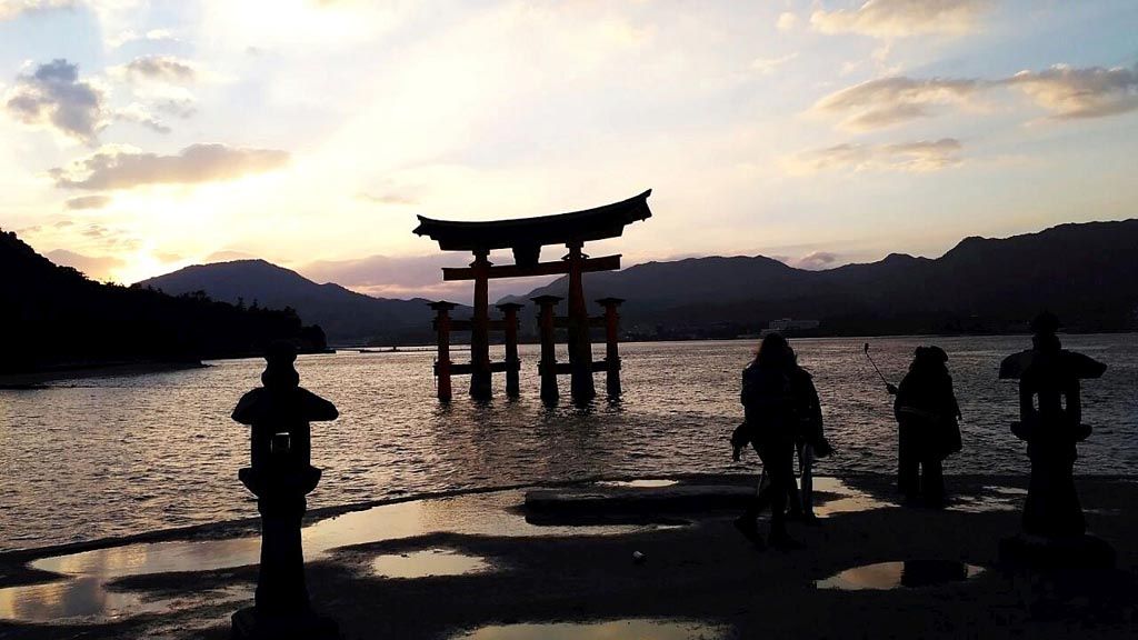 Gerbang Torii,  Kompleks Kuil Itsukushima di Pulau Miyajima, Prefektur Hiroshima, Jepang. 