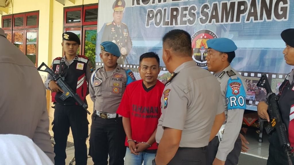 Tersangka pembunuhan berencana pada 2018 saat diperlihatkan di Kepolisian Resor Sampang, Jawa Timur.