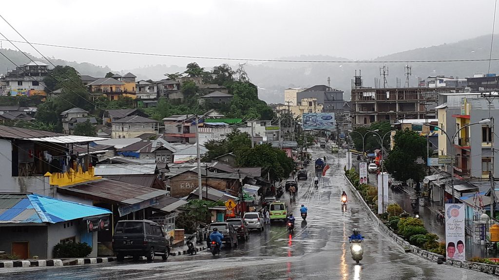 Guyuran hujan tidak menyurutkan warga Kota Ambon, Maluku, untuk bersilaturahim pada perayaan Idul Fitri 1441 Hijrah. Perayaan itu berlangsung di tengah Covid-19.