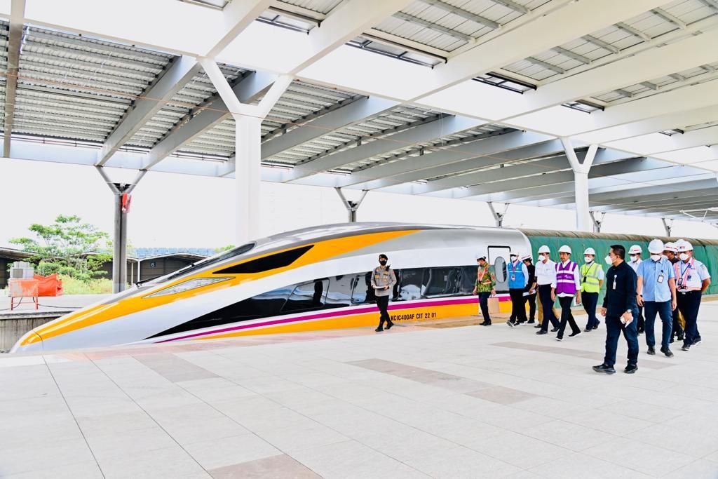 Presiden Joko Widodo beserta rombongan melakukan peninjauan progres pembangunan proyek Kereta Cepat Jakarta-Bandung (KCJB) pada kunjungan kerjanya ke Provinsi Jawa Barat, pada Kamis, 13 Oktober 2022.