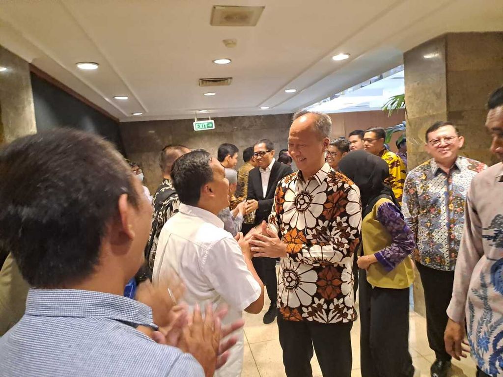 Menteri Perindustrian Agus Gumiwang Kartasasmita (tengah) bersalaman dengan aparatur sipil negara kementeriannya seusai kembali menjadi menteri di Kementerian Perindustrian, Jakarta, Senin (21/10/2024).