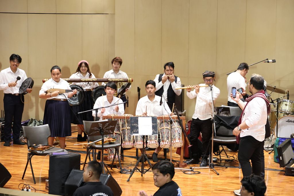 Peserta Indonesia Festival (Indofest) 2024 dari Universitas Chulalongkorn, Thailand, memainkan alat musik gondang Batak seusai pelatihan yang dberikan tim gondang Batak, Senin (24/6/2024). 