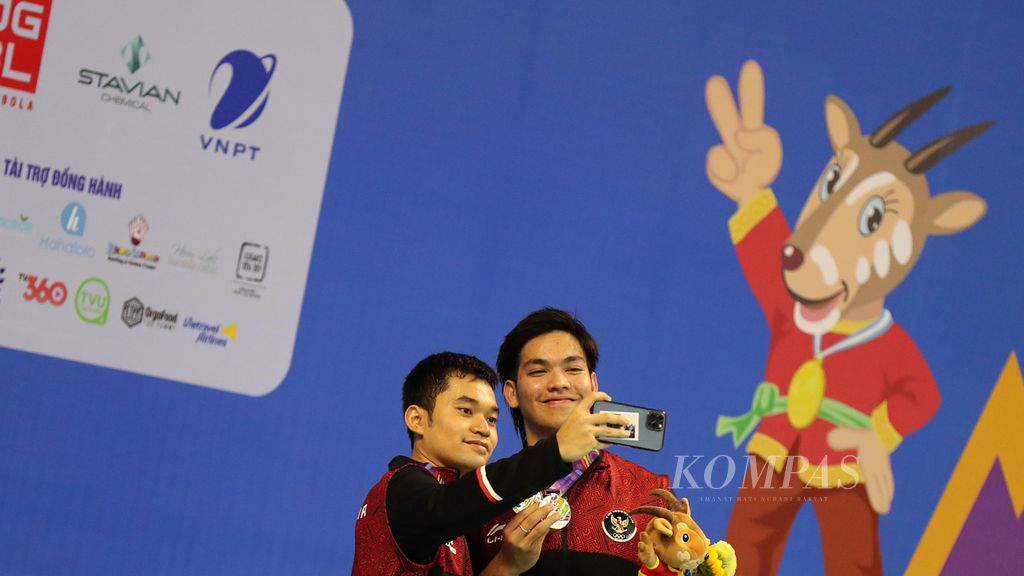 Daniel Marthin (kanan) dan Leo Rolly Carnando berswafoto bersama medali emas yang mereka raih seusai laga final nomor ganda putra cabang bulu tangkis SEA Games Vietnam 2021 di Bac Giang Gymnasium, Bac Giang, Vietnam, Minggu (22/5/2022). 