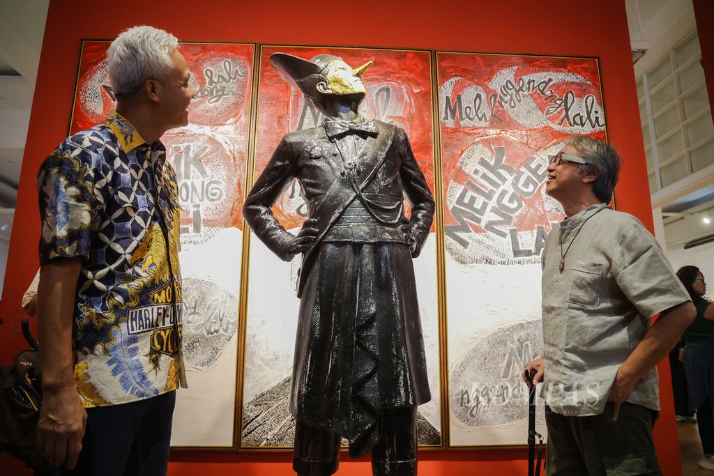 Former presidential candidate Ganjar Pranowo (left) and artist Butet Kartaredjasa are looking at the installation of the sculpture "Melik Nggendong Lali" (2024) at the National Gallery of Indonesia, Jakarta, on Wednesday (5/8/2024). After losing in the 2024 Presidential Election, Ganjar declared himself to be outside the government or in opposition.