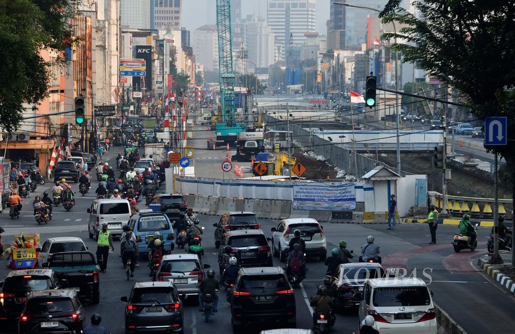 Lalu lintas kendaraan di Jalan Hayam Wuruk, Jakarta, yang terimbas proyek MRT fase 2A, Selasa (22/8/2023). Kontraktor pelaksana MRT paket kontrak 202 (CP 202) Shimizu-Adhi Karya Joint Venture (SAJV) akan kembali melakukan rekayasa lalu lintas dengan memberlakukan <i>contra flow </i>di Jalan Gajah Mada dan Jalan Hayam Wuruk dari Simpang Harmoni hingga Simpang Mangga Besar.
