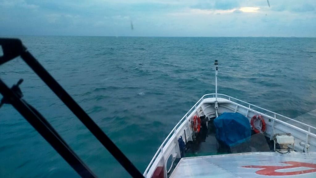 Kapal KN SAR Laksmana 241 melakukan operasi pencarian korban KM Teman Niaga yang tenggelam di Selat Makassar, Sabtu (27/8/2022).