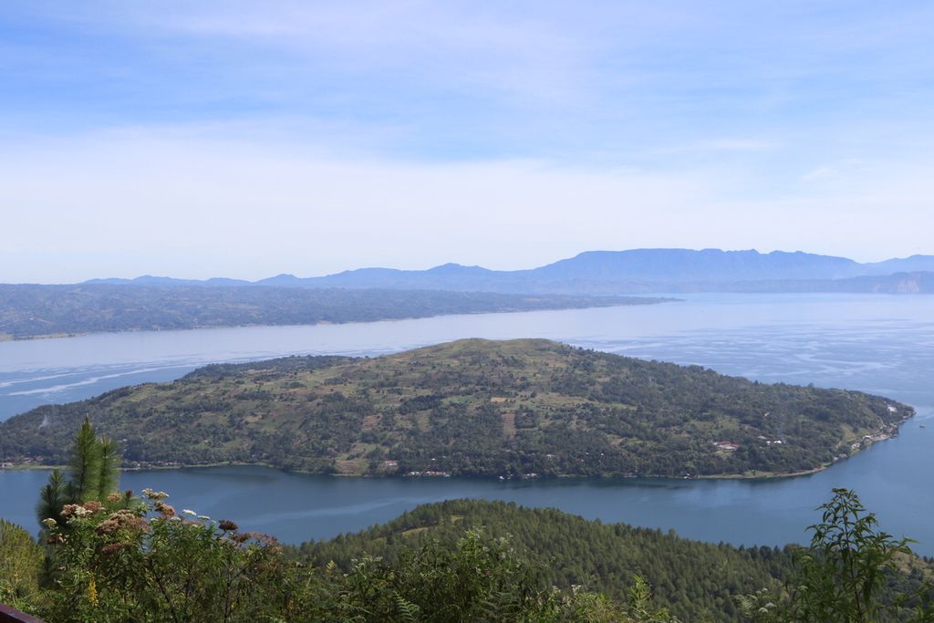 Lanskap pemandangan kawasan Danau Toba tampak dari atas Geosite Sipinsur di Kabupaten Humbang Hasundutan, Sumatera Utara, Sabtu (9/10/2021). Destinasi wisata di Danau Toba sudah mulai buka dan bangkit lagi dalam sebulan ini.