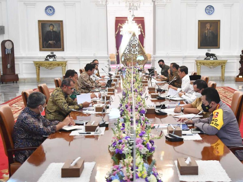 Presiden Joko Widodo menggelar rapat bersama jajarannya untuk membahas kebijakan slot penerbangan domestik dan mancanegara di Istana Merdeka, Jakarta, Senin, 26 Desember 2022. 