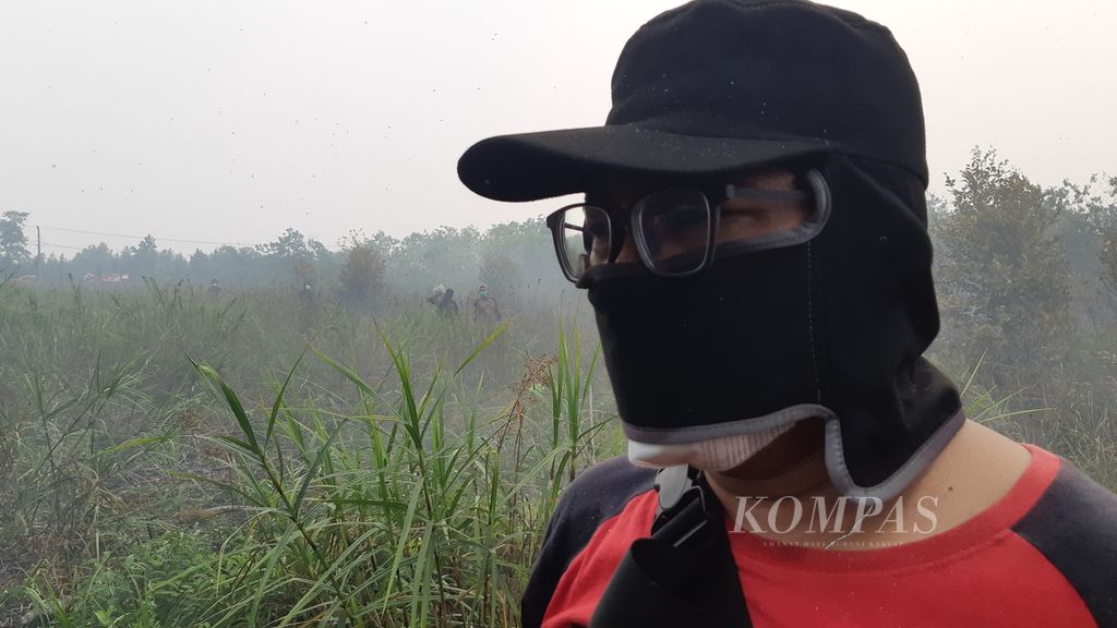 Warga Kota Palangkaraya, Kalimantan Tengah, mulai menggunakan masker saat beraktivitas di luar ruangan pada Kamis (28/9/2023). Kabut asap mulai mengganggu aktivitas warga bahkan kesehatan.