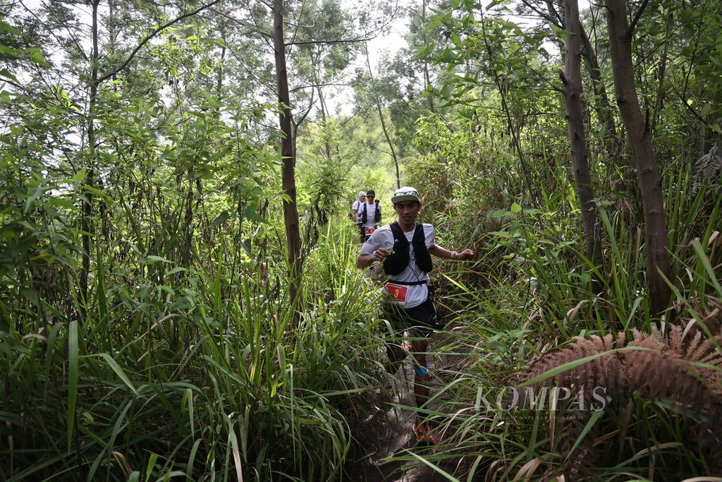 Pelari menuruni Bukit Mongkrang dalam perlombaan Siksorogo Lawu Ultra 2023 di kawasan Sekipan, Tawangmangu, Karanganyar, Jawa Tengah, Sabtu (2/12/2023).
