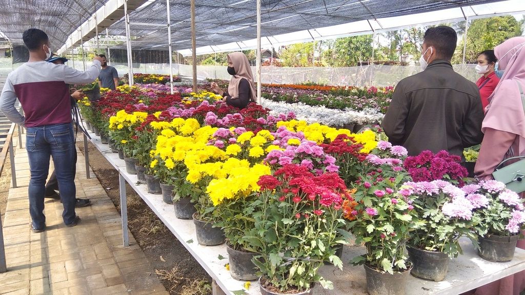 Konsumen tengah memilih bunga di salah satu kios di Mal Bunga Sidomulyo di Desa Sidomulyo, Kecamatan Bumiaji, Kota Batu, Jawa Timur, Rabu (11/8/2021).