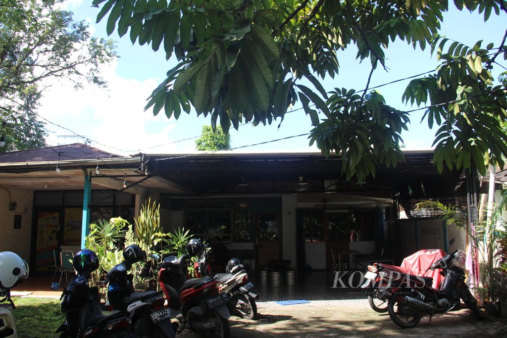 Rumah lama di Kota Pontianak, Kalimantan Barat, yang dijadikan kedai kopi, Senin (12/6/2023).