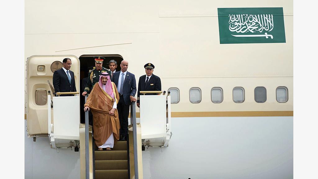  Raja Arab Saudi Salman bin Abdulaziz menuruni tangga pesawat di landasan pacu VVIP Bandara Halim Perdanakusuma, Jakarta, Rabu (1/3). Dari Bandara Halim, Raja Salman langsung bertolak menuju Istana Bogor.