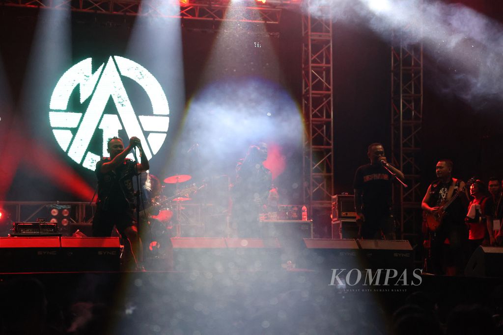 Grup MTAD tampil dalam konser festival Rock in Solo di Benteng Vastenburg, Surakarta, Jawa Tengah, Minggu (30/10/2022). Festival musik keras itu menampilkan 15 grup dari dalam dan luar negeri.