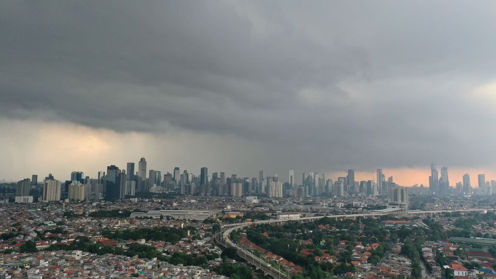 Mendung gelap menyelimuti langit Jakarta, Minggu (12/6/2022). Wilayah Indonesia akan mengalami periode basah lebih lama pada 2022 akibat penguatan La Nina di Samudra Pasifik. Periode basah menunjukkan peningkatan curah hujan sehingga musim kemarau akan mundur di beberapa wilayah.