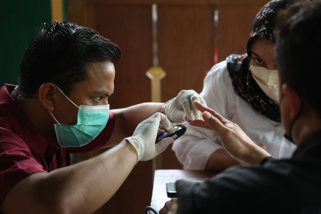 Petugas memeriksa kadar gula darah peserta kegiatan penjaringan tuberkulosis (TBC) secara aktif di Pasar Beringharjo, Yogyakarta, Rabu (14/12/2022). Penjaringan TBC secara aktif merupakan bagian penting upaya mengeliminasi penyakit tersebut di kalangan masyarakat.