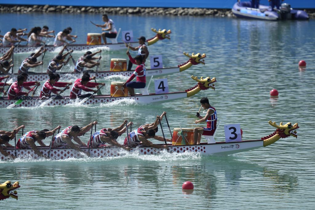 Tim perahu naga putra Korea Utara (paling depan) beraksi pada final minor nomor perahu naga 200 meter Asian Games Hangzhou 2022 di Pusat Perahu Naga Wenzhou, China, Rabu (4/10/2023). Tim perahu naga putra Indonesia meraih perunggu dari nomor tersebut. 