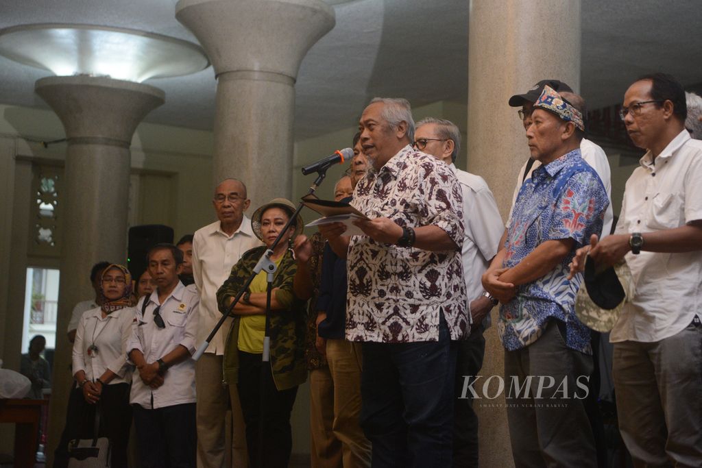 Guru Besar Fakultas Psikologi Universitas Gadjah Mada Prof Koentjoro (tengah) membacakan Petisi Bulaksumur di Balairung UGM, Yogyakarta, Rabu (31/1/2024). 