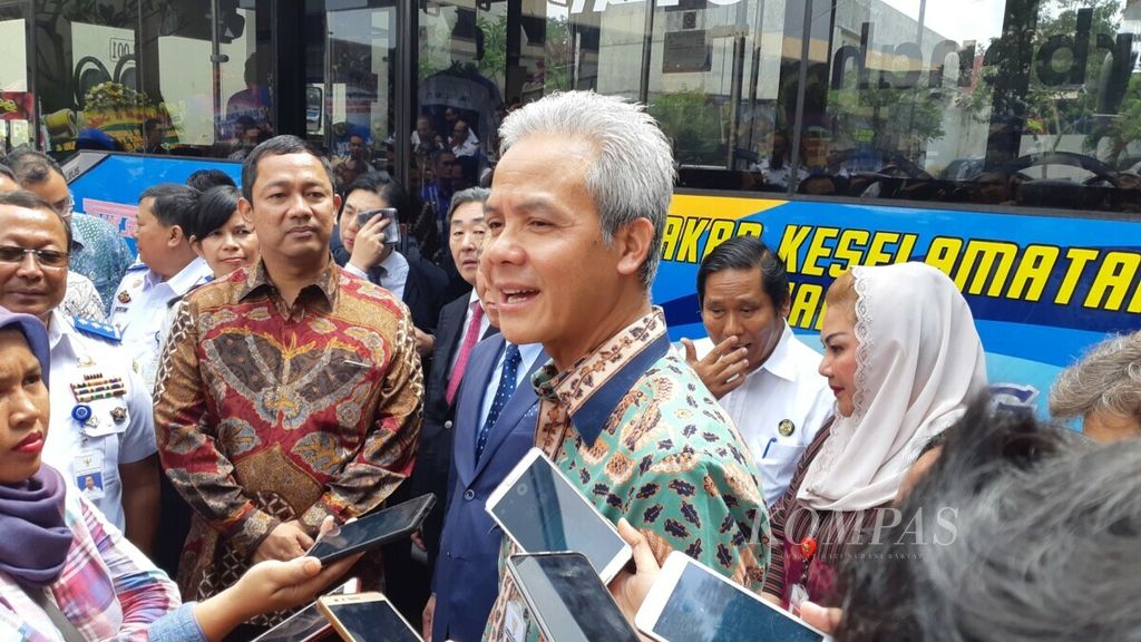 Gubernur Jawa Tengah Ganjar Pranowo bersama Wali Kota Semarang Hendrar Prihadi (baju batik merah) di Semarang, Jateng, 9 Januari 2019.