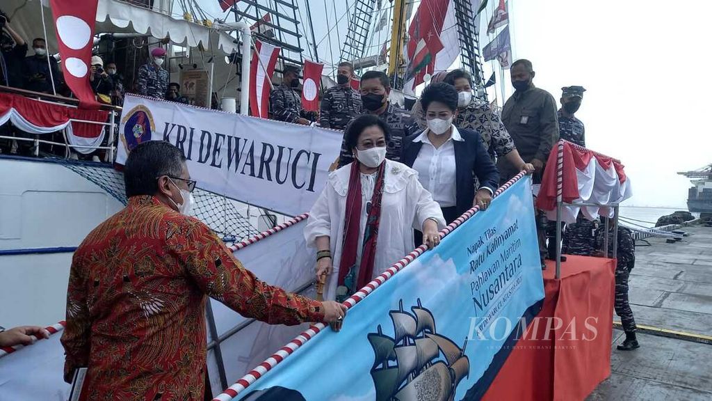 Presiden ke-5 RI Megawati Soekarnoputri (tengah baju putih) turun dari KRI Dewaruci, Jakarta, Kamis (11/8/2022). Di kapal tersebut, Megawati memberikan dukungan agar Ratu Kalinyamat mendapatkan gelar pahlawan nasional.