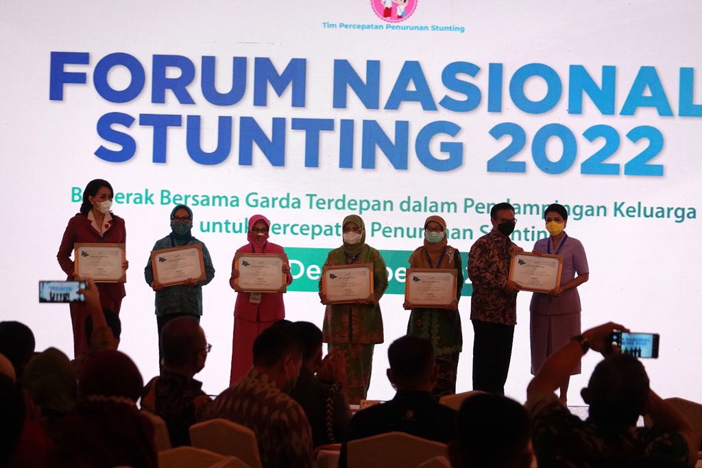 Pemberian piagam apresiasi dari BKKBN atas dukungan dan partisipasi layanan Gizi Spesifik dan Sensitif sebagai upaya percepatan penurunan <i>stunting</i> di Forum Nasional Stunting Tahun 2022 yang dihadiri Wakil Presiden Ma'ruf Amin, di Hotel Shangri-La, Jakarta, pada Selasa (06/12/2022).