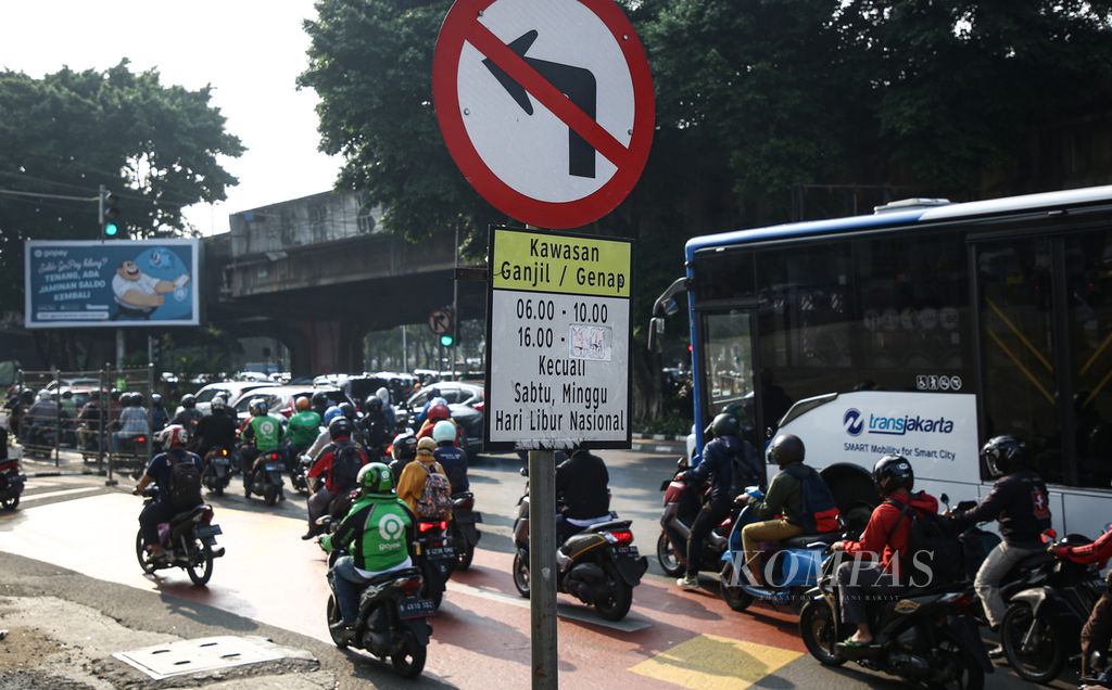 Rambu penerapan ganjil genap di jalan TB Simatupang menuju jalan Fatmawati, Jakarta Selatan, Senin (25/10/2021).