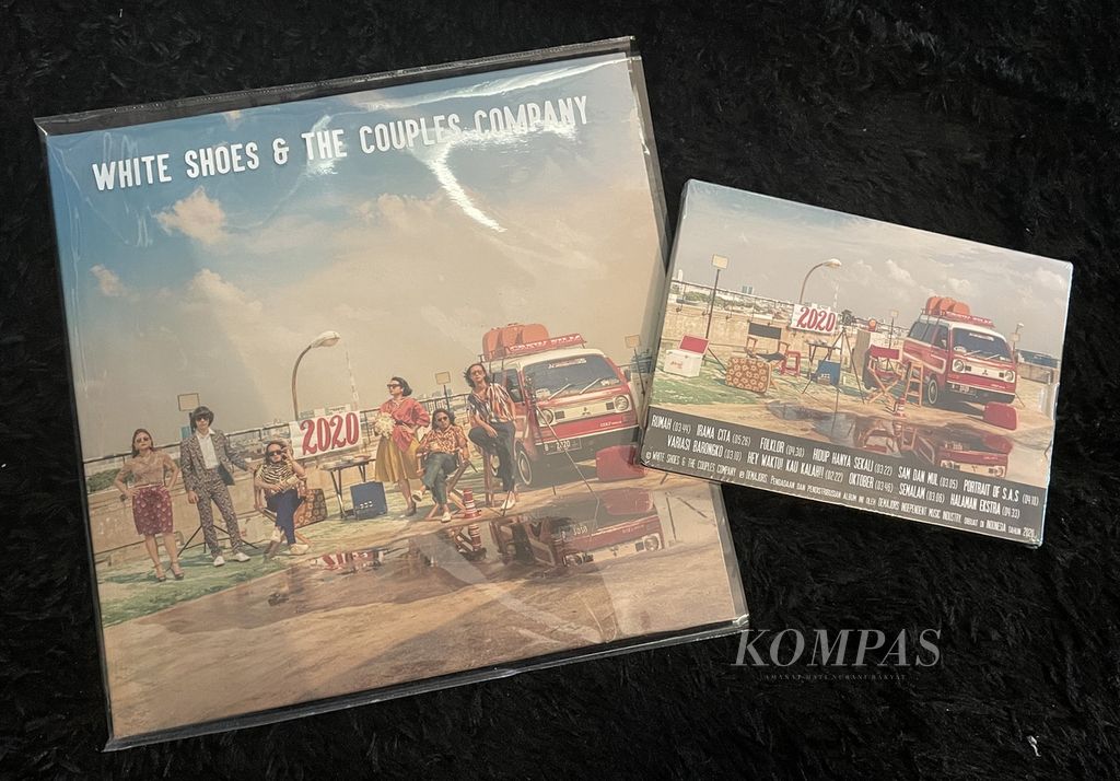 Sampul album <i>2020 </i>format piringan hitam (kiri) dan CD edisi khusus dari band White Shoes & The Couples Company. Berbeda dengan musisi kebanyakan, band yang tebentuk pada 2002 ini mengandalkan album berwujud fisik.