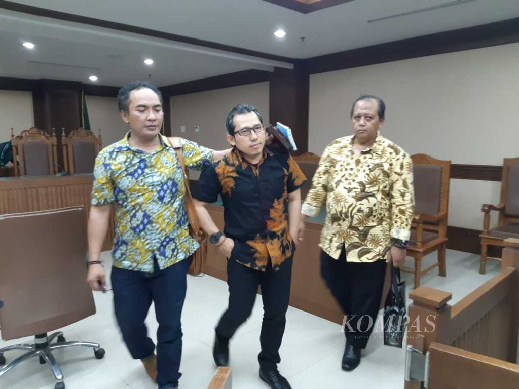 Sidang lanjutan terdakwa mantan pejabat Kementerian Keuangan Yaya Purnomo di Pengadilan Tindak Pidana Korupsi Jakarta, Senin (4/2/2019) malam. Yaya (tengah) diapit oleh dua penasihat hukumnya seusai sidang putusan.