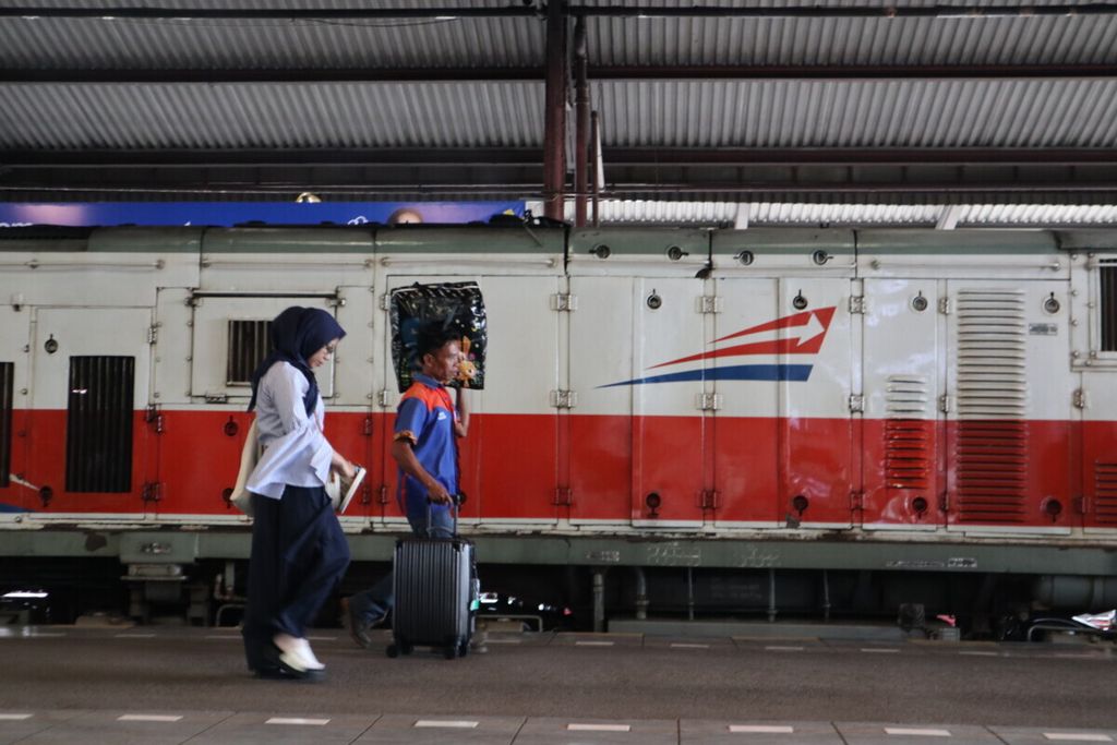 Penumpang berjalan di peron Stasiun Cirebon, Kota Cirebon, Jawa Barat, Selasa (25/2/2020). Banjir yang melanda wilayah Daerah Operasi 1 Jakarta berimbas pada keterlambatan kereta api di Daop 3 Cirebon hingga lebih dari tiga jam.